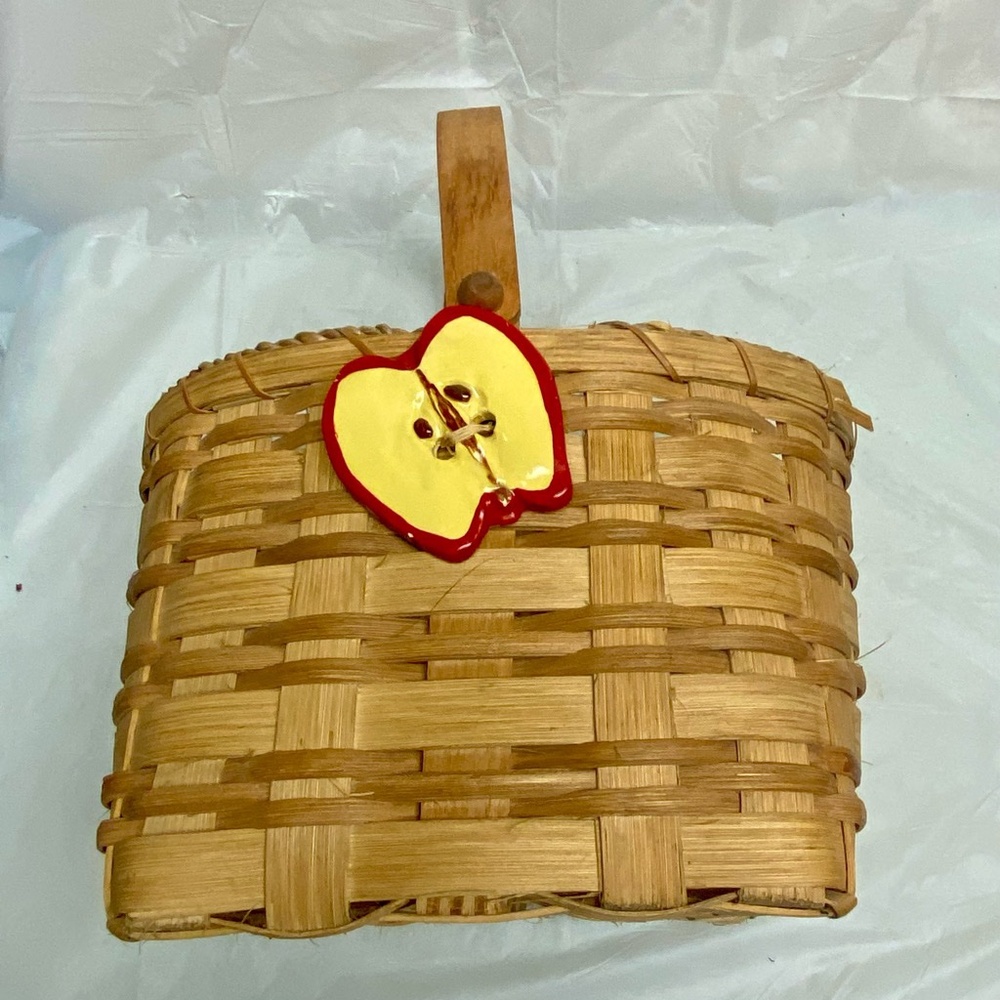 Vintage, Apple Fruit Basket 7in H x 10 L x 7in Handle